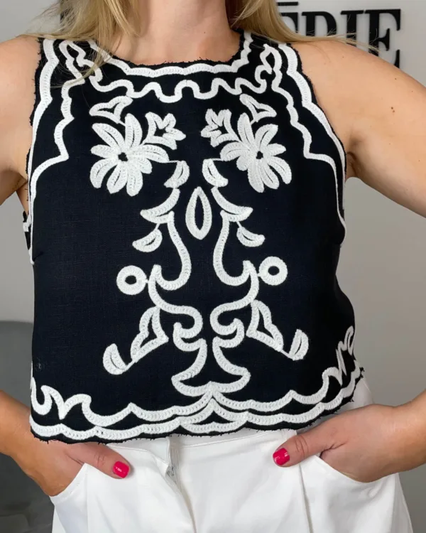 Černý crop top s výšivkou Novinky macherie.cz Černý crop top s výšivkou