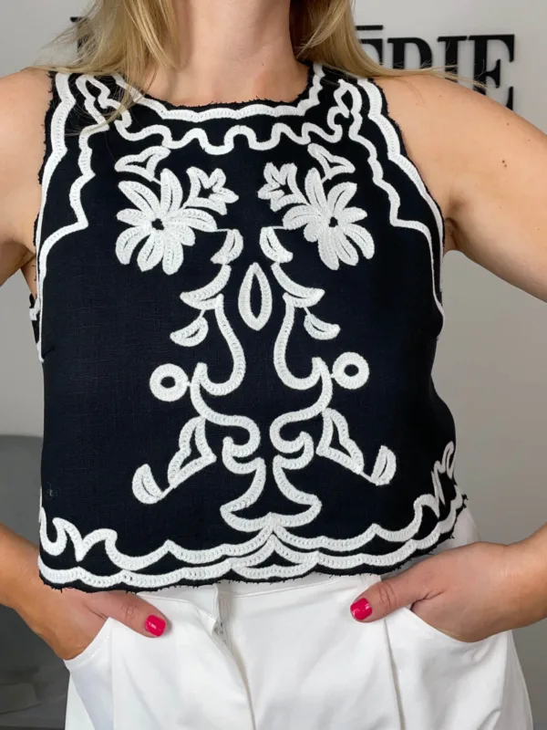 Černý crop top s výšivkou