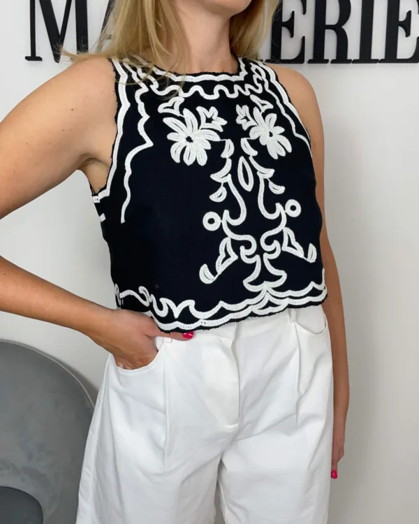 Černý crop top s výšivkou - Obrázek 4