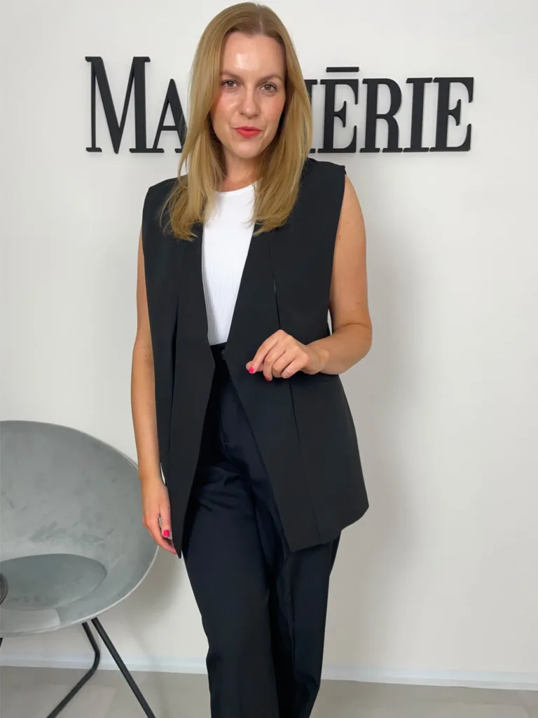 Prodloužená vesta s průstřihy černá Kabáty, bundy, saka, vesty macherie.cz