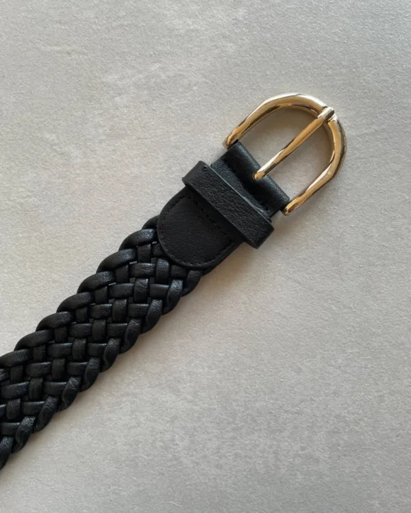 Proplétaný pásek ze zlatou sponou černý