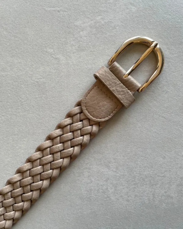 Proplétaný pásek ze zlatou sponou béžový