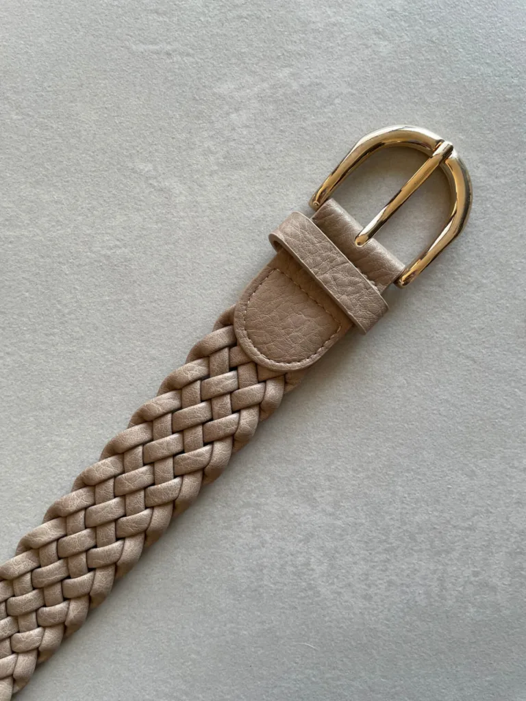 Proplétaný pásek ze zlatou sponou béžový Kabelky, pásky macherie.cz