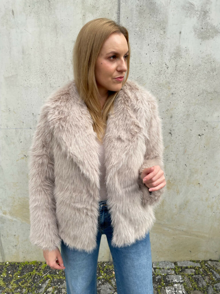 Béžový kožíšek s límcem Kabáty, bundy, saka, vesty macherie.cz