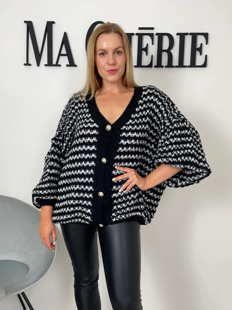 Černo bílý oversized svetr na propínání Novinky macherie.cz