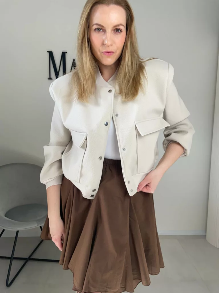 Krátký béžový oversized bomber Kabáty, bundy, saka, vesty macherie.cz