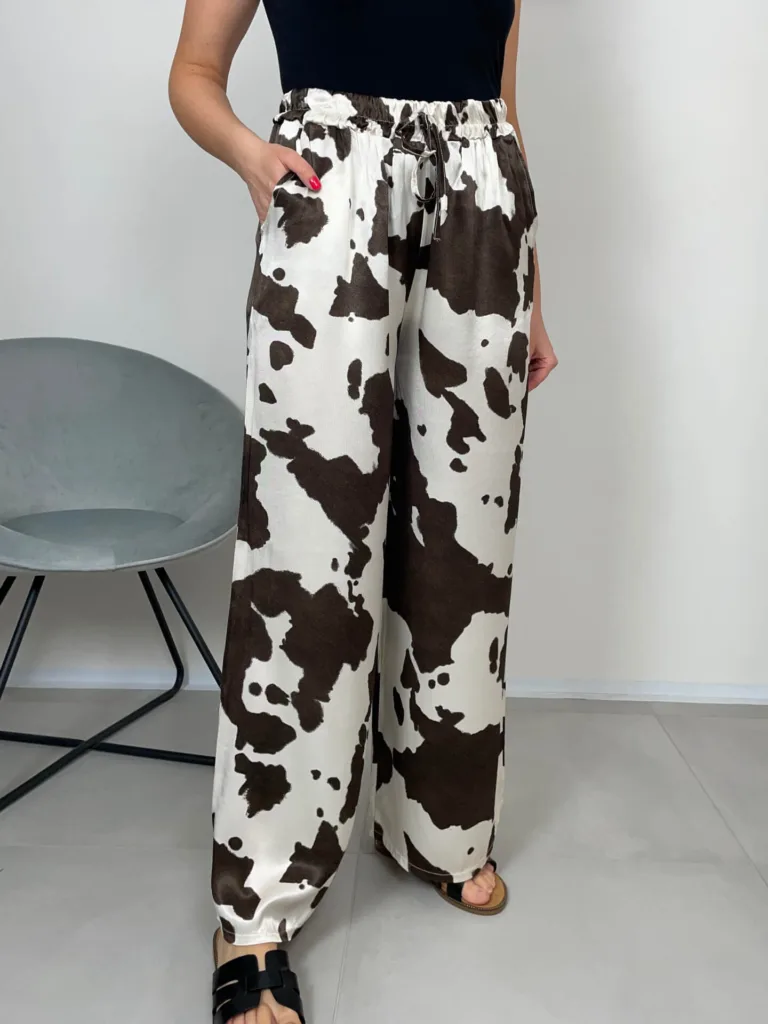 Široké lesklé kalhoty se zvířecím potiskem COW Kalhoty, džíny, šortky macherie.cz
