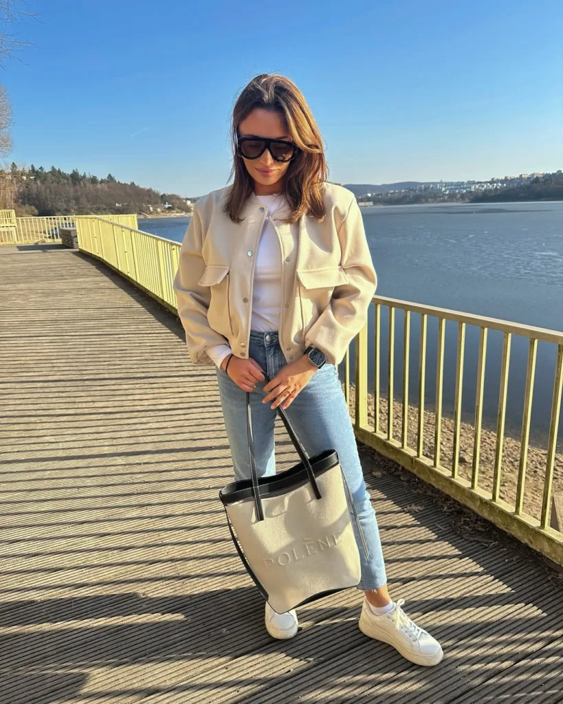 Žena v bomberu Ma Chérie